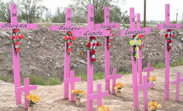 femminicidio Ciudad Juárez Messico croci rosa