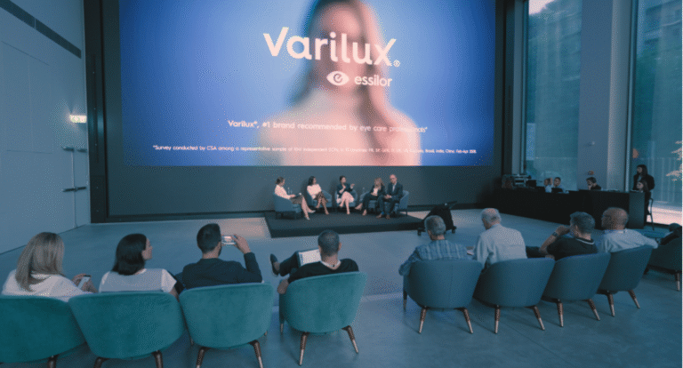 Vista della platea durante il talk Varilux, con relatori sul palco e maxi schermo sullo sfondo.