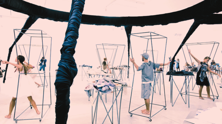 Performance interattiva nella struttura Segno Arte, ideata da Michelangelo Pistoletto e attivata dal dipartimento B.E.S.T. di Cittadellarte: arte, moda e corpo in dialogo