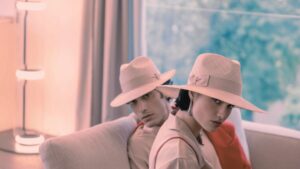 Due modelli con cappelli fedora chiari Doria SS26 in ambiente interno elegante