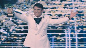 Sal Da Vinci sul palco dell’Ariston solleva il Leone di Sanremo dopo la vittoria al Festival.