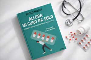 Copertina del libro “Allora mi curo da solo” di Paolo Nucci con pillole e stetoscopio