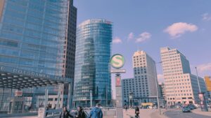 Skyline contemporaneo di Potsdamer Platz a Berlino con grattacieli in vetro e la stazione della S-Bahn.
