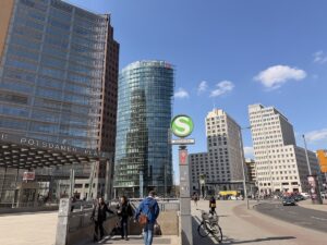 ALT text: Skyline contemporaneo di Potsdamer Platz a Berlino con grattacieli in vetro e la stazione della S-Bahn.