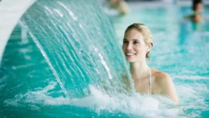 Donna in una piscina termale