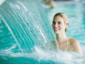 Donna in una piscina termale