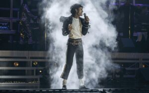 Jaafar Jackson interpreta Michael Jackson sul palco durante un’esibizione del film Michael.
