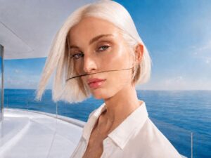 donna con visiera e sfondo mare