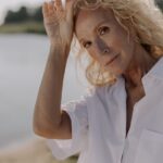 Pelle più sottile dopo i 50 anni: perché la sensazione di fragilità non è solo una questione di rughe