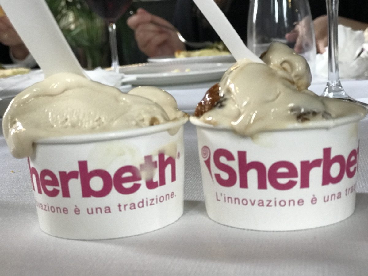 Due coppette di gelato artigianale con il logo Sherbeth, colme di gelato cremoso, servite durante il festival internazionale di Palermo