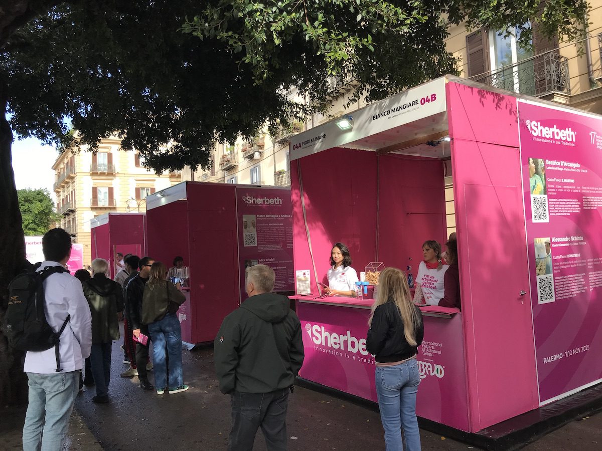 Visitatori davanti agli stand rosa dei maestri gelatieri durante lo Sherbeth Festival a Palermo, dedicato al gelato artigianale internazionale.