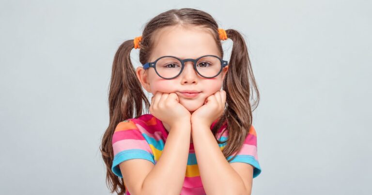 Ritratto colorato di bambina con occhiali